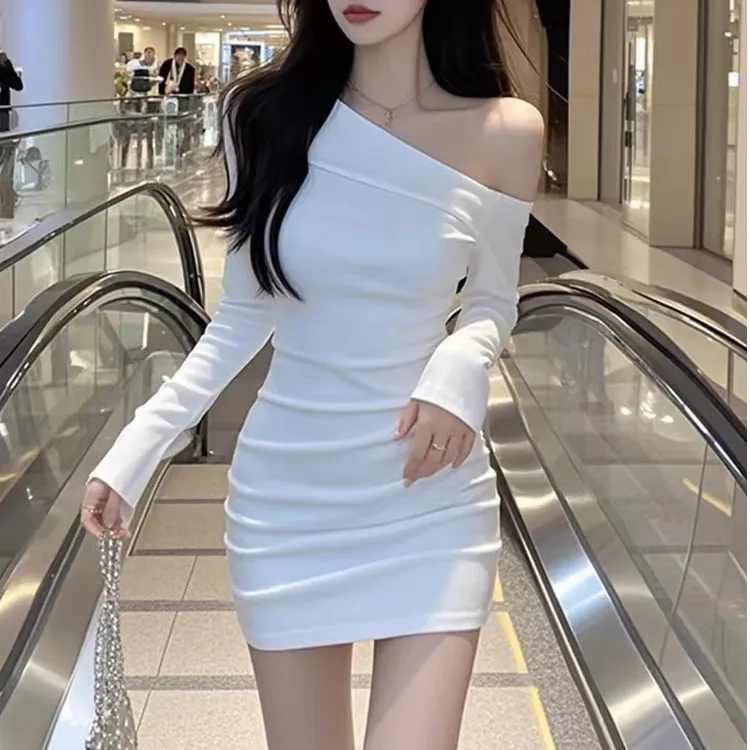 秋季新款斜领长袖连衣裙白色显瘦一字领裙子辣妹气质收腰包臀裙女