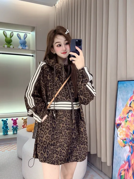 轻奢时尚百搭显瘦宽松保暖秋冬豹纹中长款卫衣