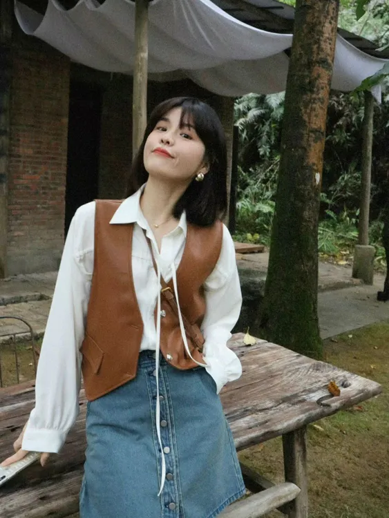 复古pu皮马甲背心女早春季设计感叠穿外搭不规则短款无袖马夹外套