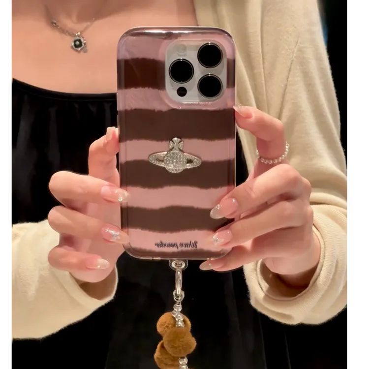 秋冬粉棕条纹适用iPhone17PRO/16/15手机壳14promax毛绒手绳13/14