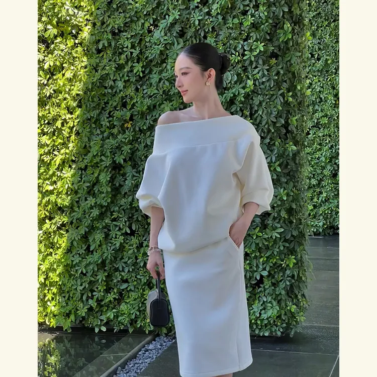 慵懒高级感时尚套装女2025初秋白色长袖斜肩卫衣包臀半身裙两件套