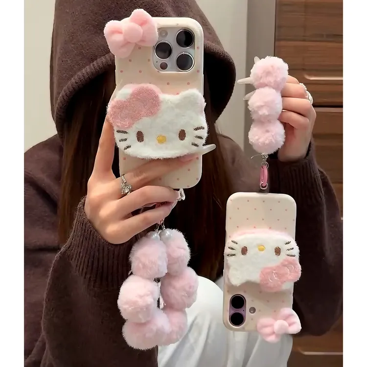 毛绒KT猫公仔适用苹果17手机壳16挂绳华为P70小米15秋冬vivoppo女