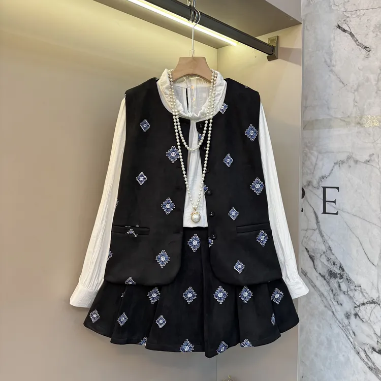 2025秋新款高级刺绣民族风宽松时尚显瘦马甲+内搭+短裙三件套9813