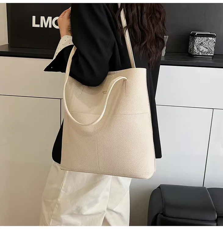 磨砂磁扣黑色斜挎包软皮包包女士肩包大容量包包通勤