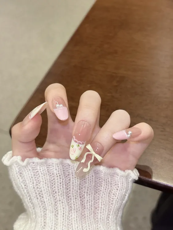 春日奶油小碎花法式蕾丝手工穿戴甲可爱显白美甲