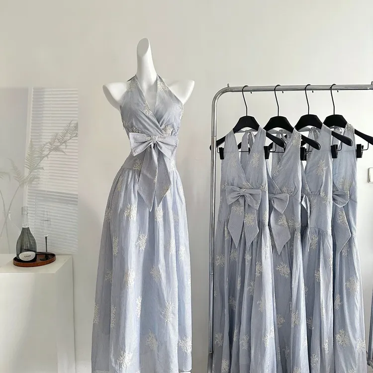 法式气质V领刺绣蓝色露肩挂脖连衣裙蝴蝶结短袖掐腰长裙