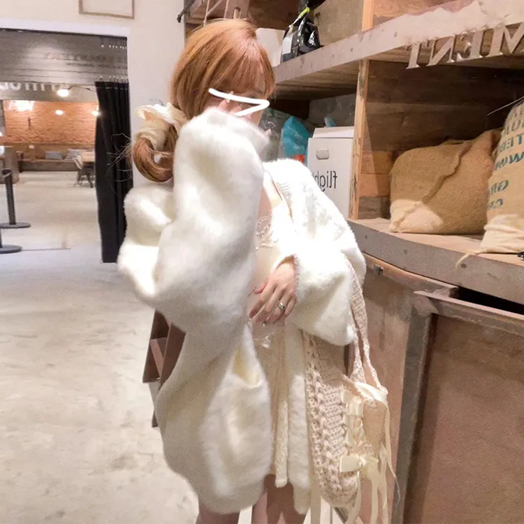 早初秋2025新款白色慵懒高级感毛衣外套女秋季穿搭毛绒绒开衫上衣