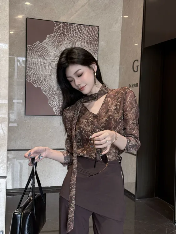 【琥珀流光】印花衬衫V领加飘带设计咖色腰果花带闪丝微微透视觉感