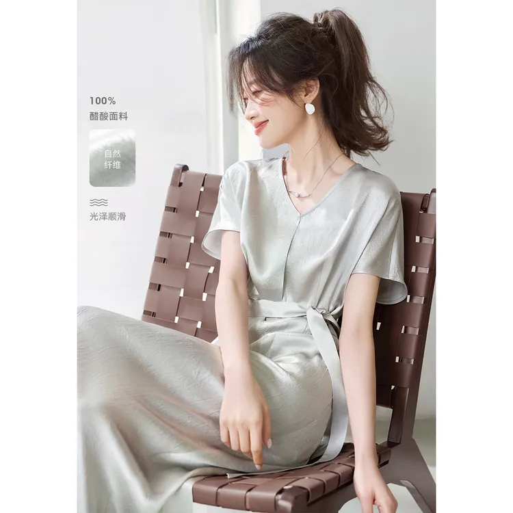 沫晗依美100%醋酸丝滑微皱缎面V领裙2025夏高贵轻优雅气质连衣裙