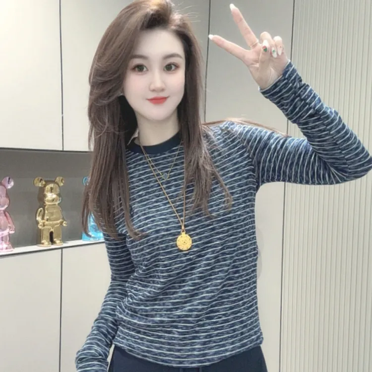 洋气圆领字母雪花条纹打底衫
