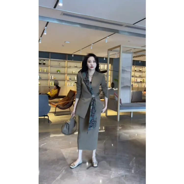 高级感时尚套装裙女秋季新款气质职业显瘦西服外套半身裙两件套女