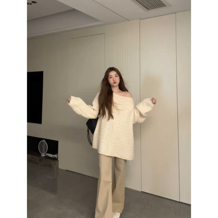 韩系米白色纯欲斜肩棒针毛衣女秋冬季慵懒风宽松感中长款遮臀上衣