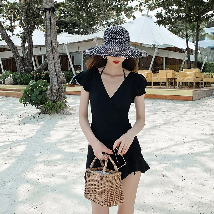 泳衣女夏季保守又好看2025新款网红连体游泳衣黑色显瘦女款遮肚