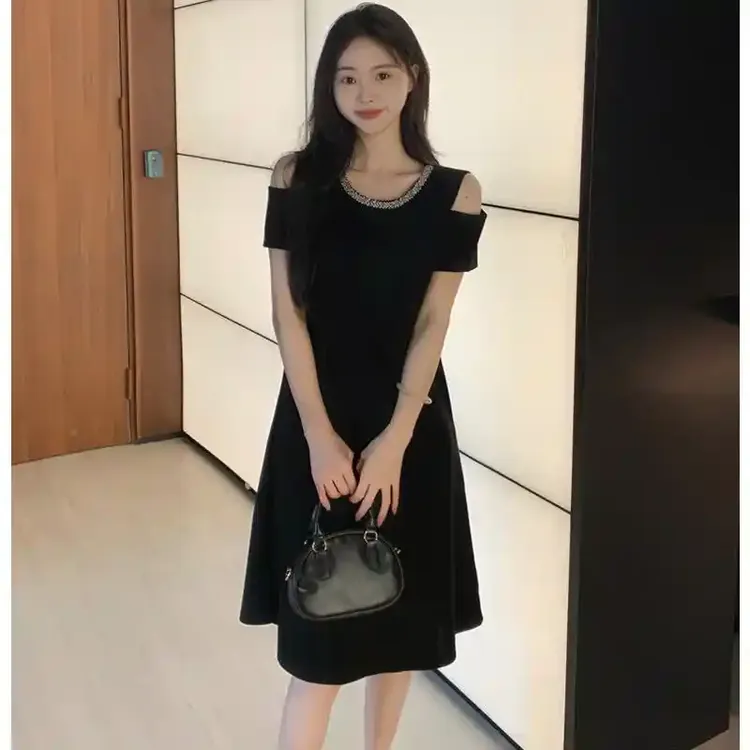 2025夏季新款法式赫本风气质小黑裙遮肉显瘦露肩钉珠连衣裙女878
