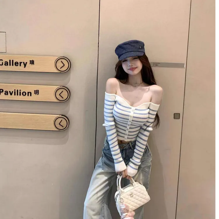 纯欲辣妹风蓝白条纹一字肩针织衫女早秋新款修身短款显瘦打底上衣