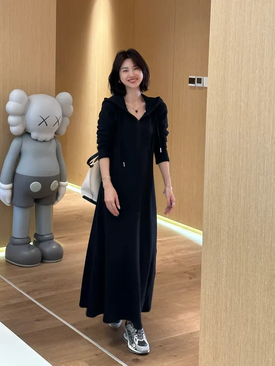 【暖阳】连帽加绒卫衣长裙连衣裙女2025新款显瘦收腰黑色连衣裙