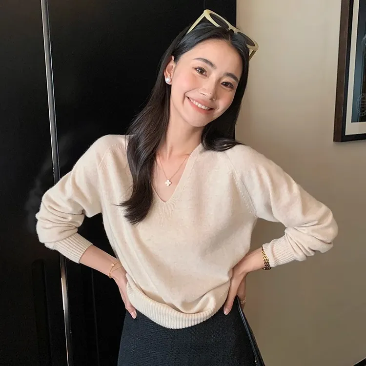 无缝一体V领羊绒衫女秋冬纯色上衣宽松慵懒毛衣针织打底衫女