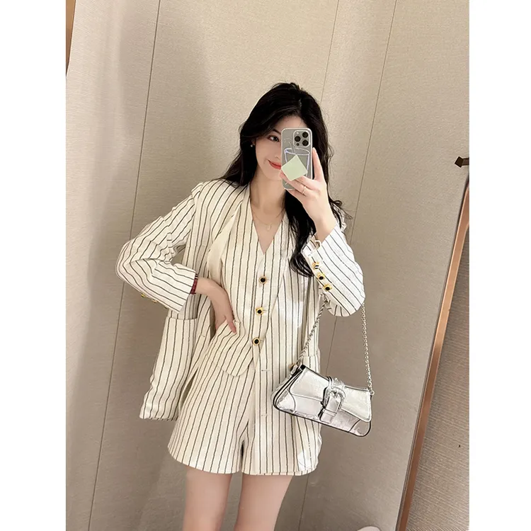 春夏亚麻白色条纹西服设计感西装套装女高级感炸街短裤马甲三件套