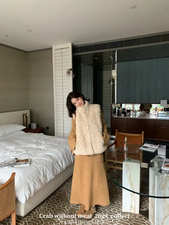 谢不肉【琉璃典】简约V领正肩挖袋宽松时尚百搭绒毛马甲5313