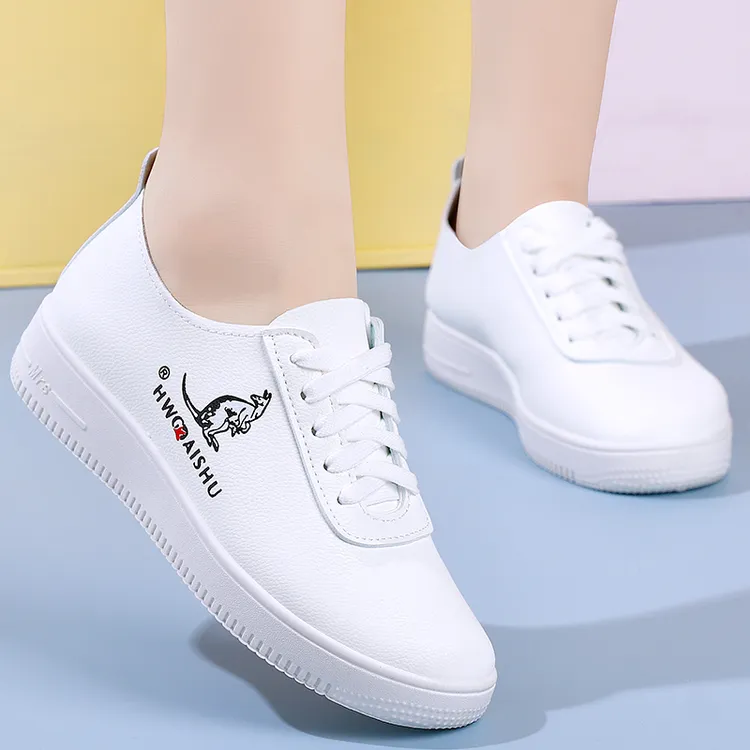 2025新款女士春夏皮面很轻很软上班不累脚透气防滑软底休闲小白鞋