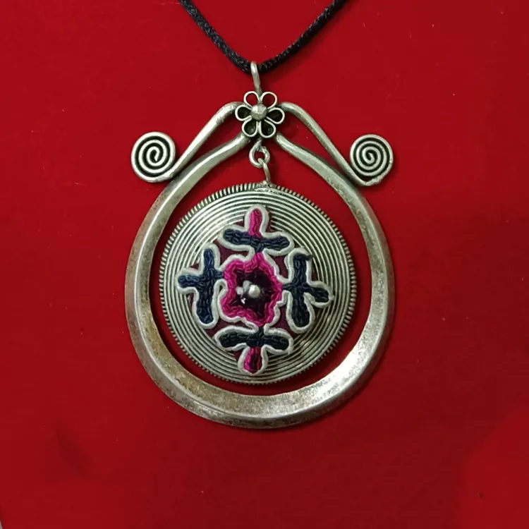 非金属布艺吊坠 布依纯手工刺绣制作苗银吊坠、手镯、复古首饰