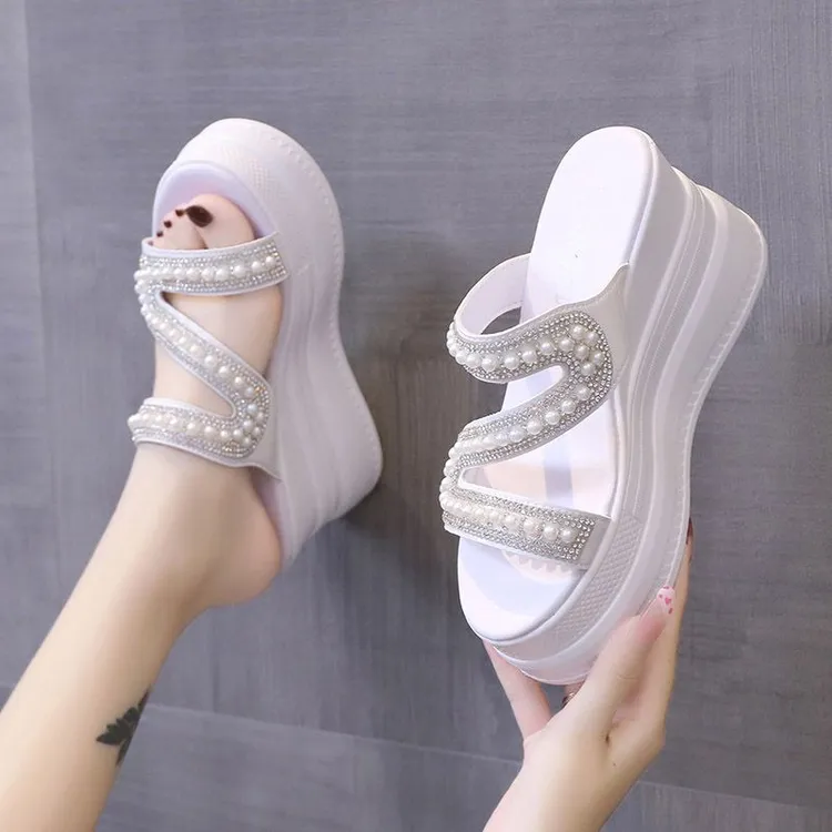 拖鞋女春夏外穿2025年新款网红珍珠水钻一字凉拖休闲厚底增高凉鞋