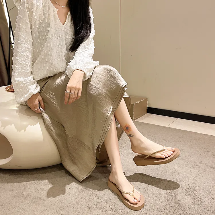 女夏气质网红时尚外穿仙女风海边厚底坡跟夹脚凉拖水钻防滑人字拖