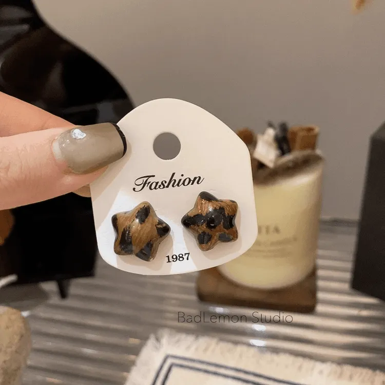 铜合金耳饰 雅丹风小众设计感豹纹球球耳钉复古一款多戴气质耳环