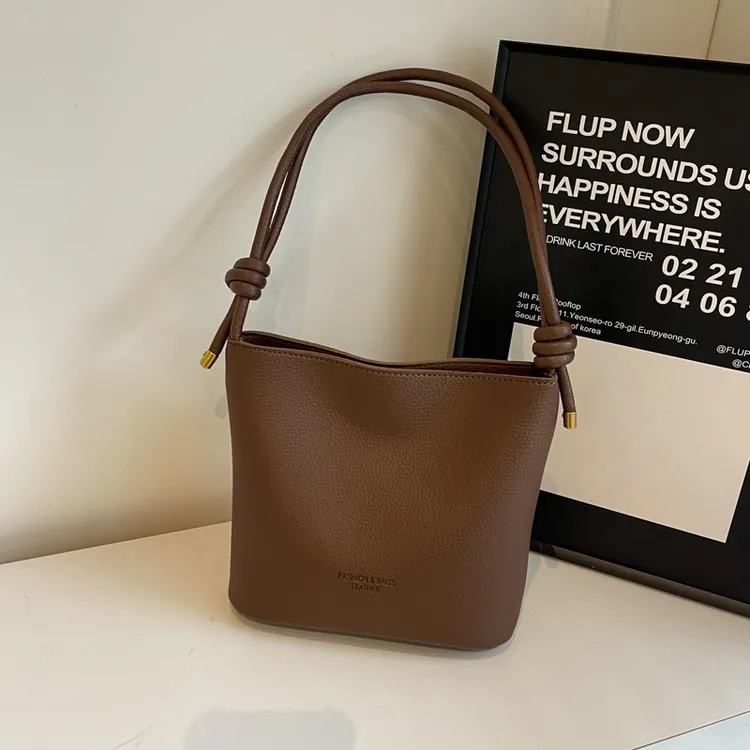 大容量单肩通勤水桶包包女2025秋冬新款高级感纯色百搭单肩斜挎包