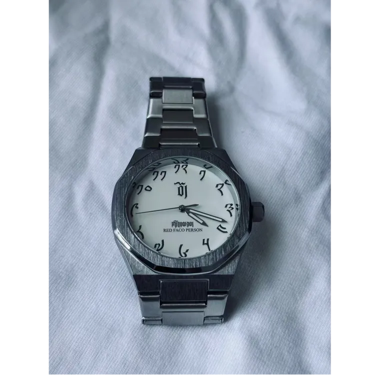 室内白色柔软桌布