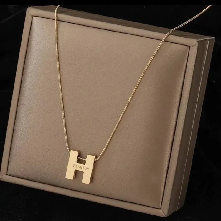 钛钢项链 新款不掉色H简约项链轻奢小众设计感字母吊坠时尚女饰品