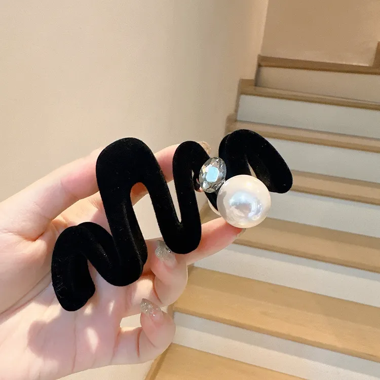 复古优雅秋冬植绒发夹子黑色抓夹女2023新款珠珠气质后脑勺鲨鱼夹