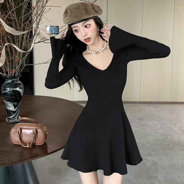 新款2025春秋百搭收腰V领喇叭袖针织修身显瘦内搭a字长袖连衣短裙