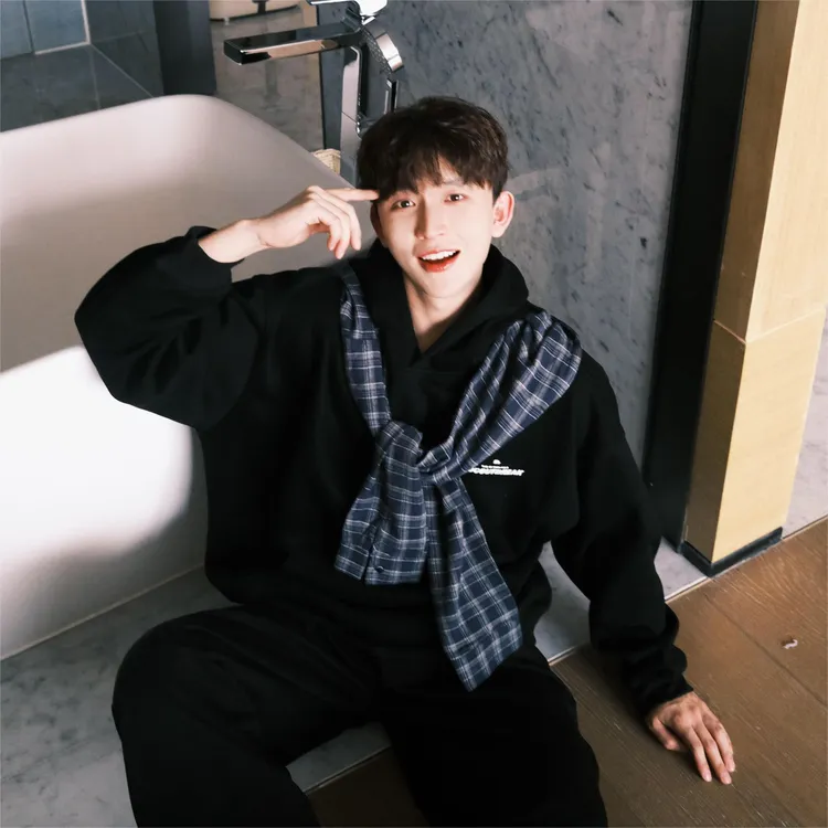 LONE原创街头百搭围巾装饰连帽卫衣