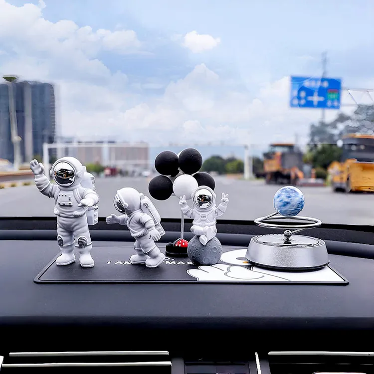 车载太空人星球摆件汽车中控台创意装饰用品车内高档轻奢香薰饰品