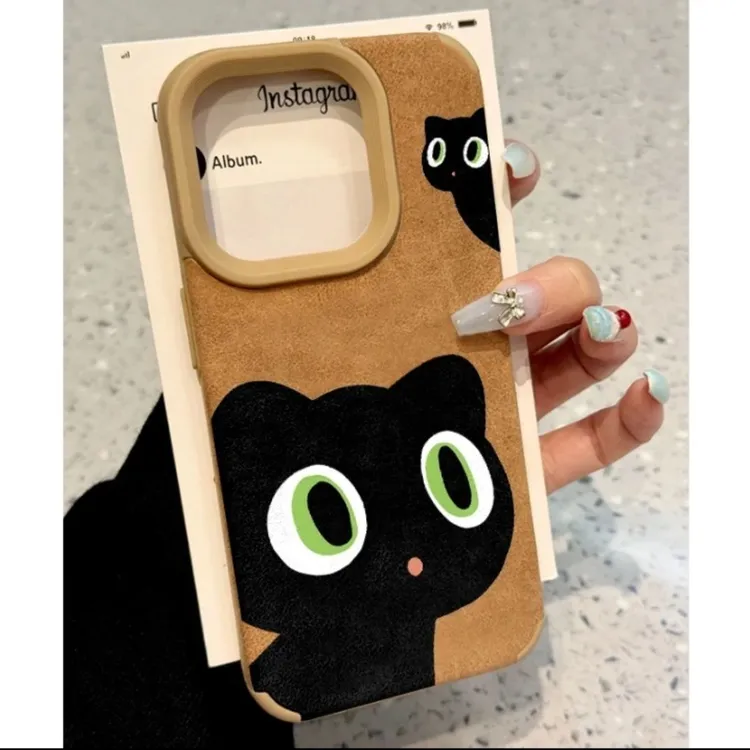 可爱大眼黑猫适用苹果16pro手机壳iPhone15羊巴皮14全包防摔大孔