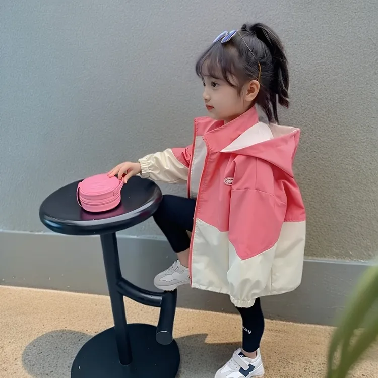 儿童外套女童夹克春秋款2025冲锋衣韩版女孩洋气撞色运动上衣连帽