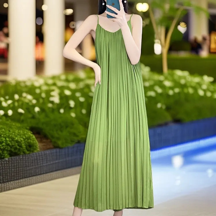 宽松气质连衣裙法式醋酸缎面扭折吊带女夏季海边度假休闲百褶显瘦