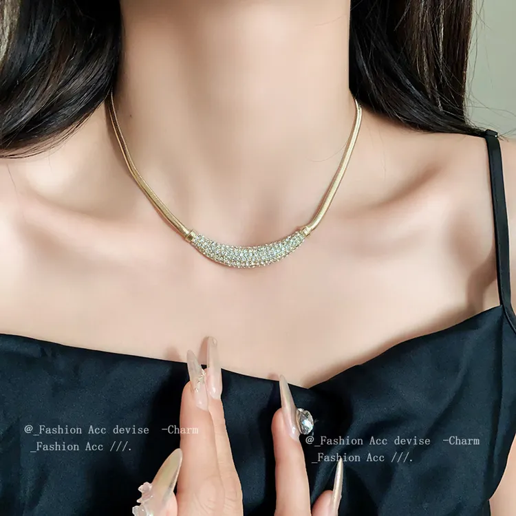 合金合成锆石项链 简约镶钻月牙条纹项链气质锁骨链通勤百搭项饰