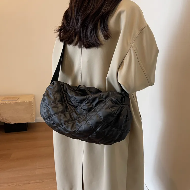 大容量休闲小众菱格绣线单肩手提秋冬百搭褶皱斜跨饺子包网红887