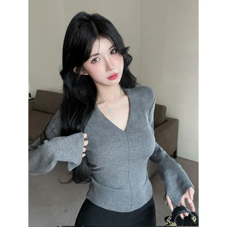 法式设计感喇叭袖长袖T恤女秋季新款气质修身百搭V领显瘦上衣女