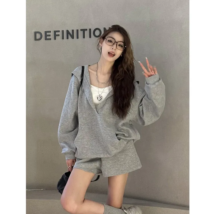 慵懒风灰色长袖V领连帽卫衣春秋季新款宽松休闲显瘦高腰短裤套装