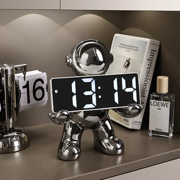 贝汉美创意宇航员闹钟摆件简约现代高档暴力熊时钟床头柜装饰品