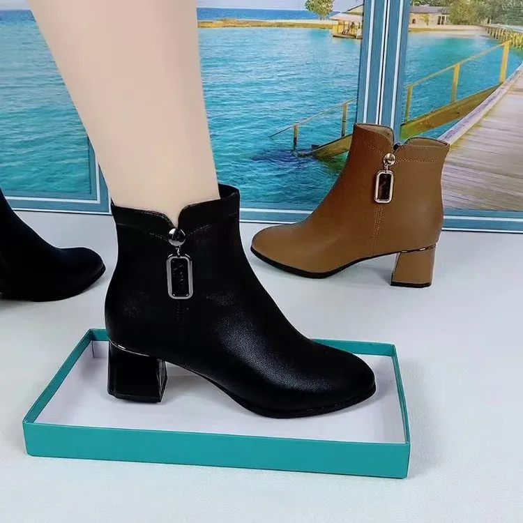 2024新款秋冬季时尚韩版修身女短靴中跟妈妈鞋3362