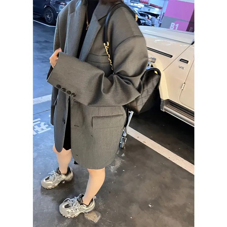2025秋焊在身上松弛感灰色大阔肩西装外套女休闲长袖韩版宽松西服