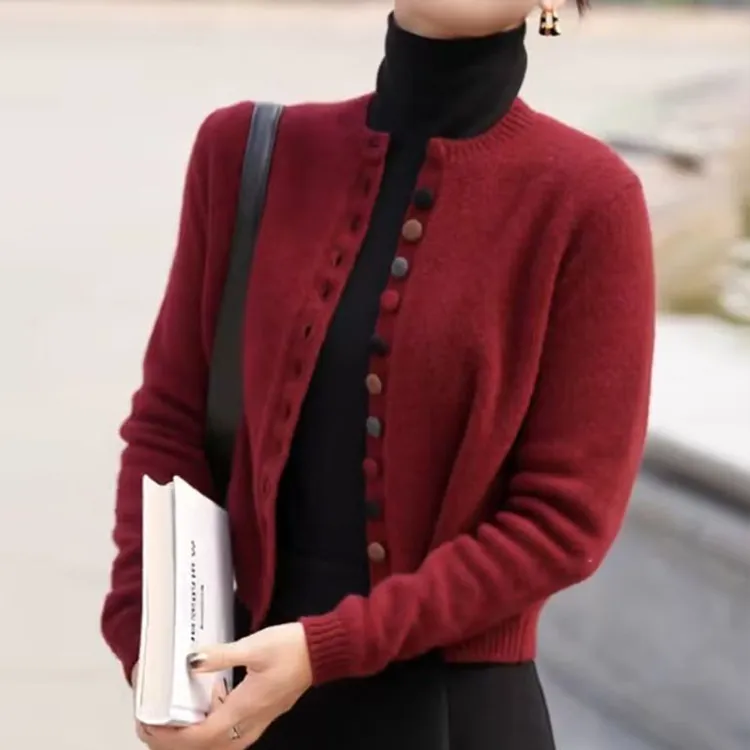彩扣圆领毛衣女针织开衫秋冬新款外穿高级感气质显瘦短款外套红色
