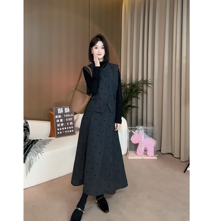 复古气质高级感套装女秋季外搭黑色小众马甲遮肚藏肉半身裙三件套