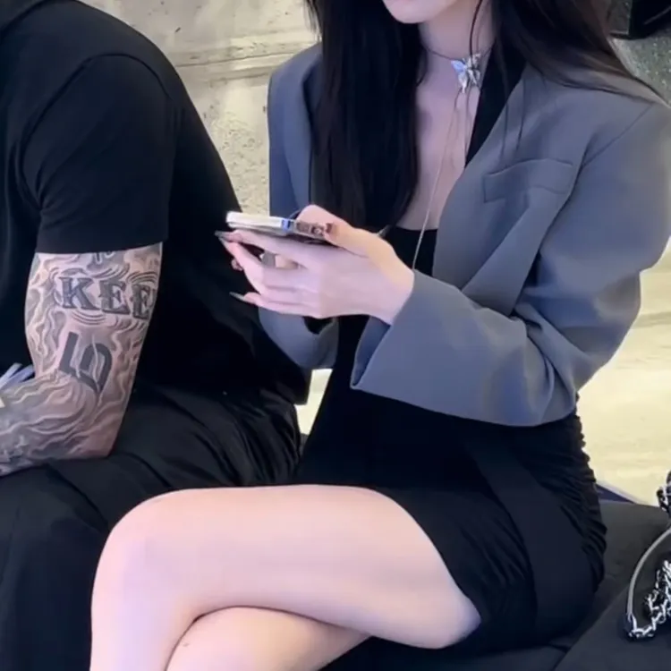 2025新款设计感撞色飘带时尚百搭短款西装外套+轻奢修身吊带裙