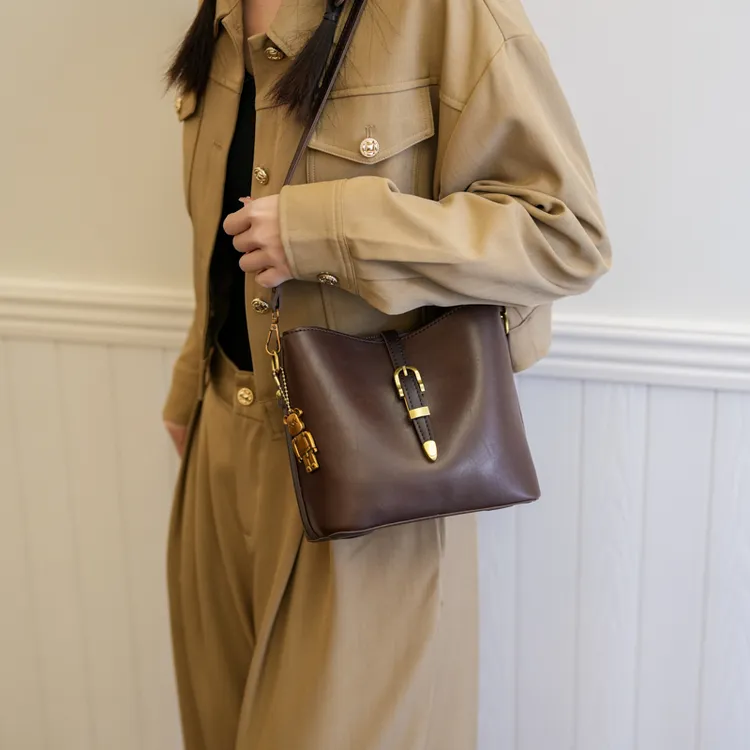 【滇互优选】时尚简约复古水桶包大容量通勤包精致百搭单肩斜挎包女