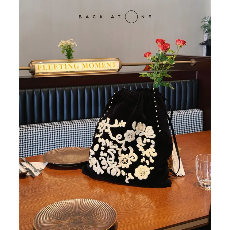 BackAtOne“婀娜花艺”刺绣重手工结合便捷水瓶形包包BEF-8BM131M-K